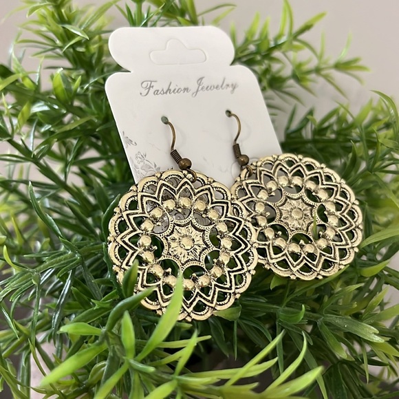 Women Gold tone Bohemian style earrings 🌿🆕🌿 - Picture 3 of 7
